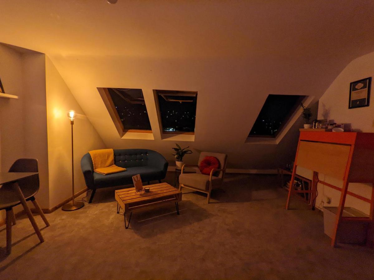 *Large Unique Retro Private Attic & Bathroom* Brighton Eksteriør bilde