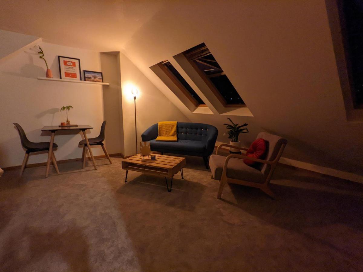 *Large Unique Retro Private Attic & Bathroom* Brighton Eksteriør bilde