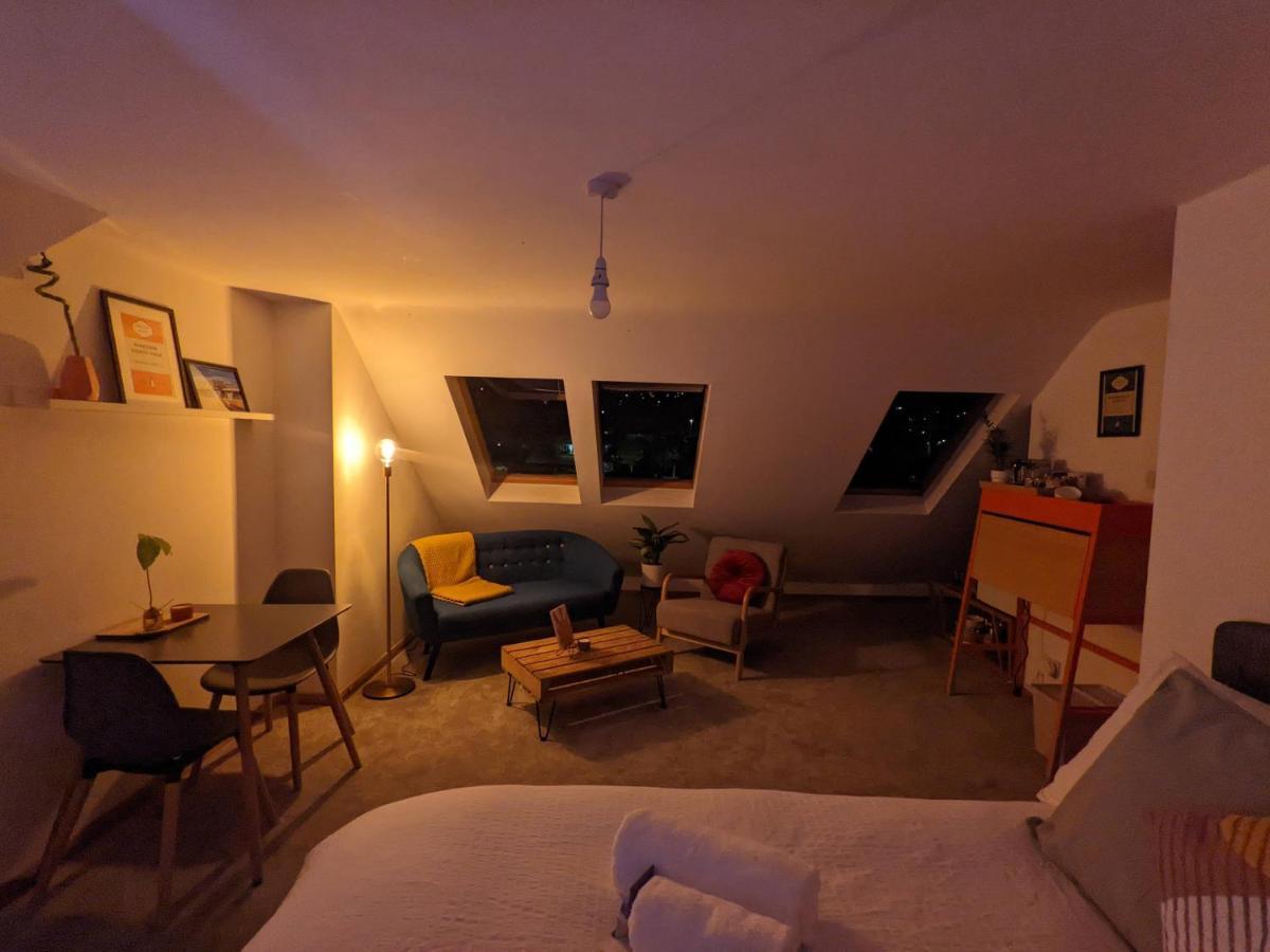 *Large Unique Retro Private Attic & Bathroom* Brighton Eksteriør bilde